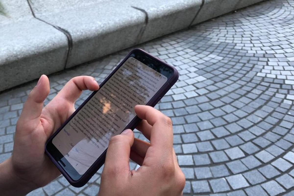 ένα άτομο που κρατά μια συσκευή tablet στα χέρια του