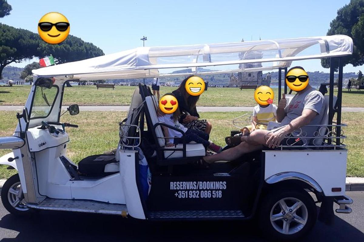 um grupo de pessoas sentadas em um carrinho de golfe