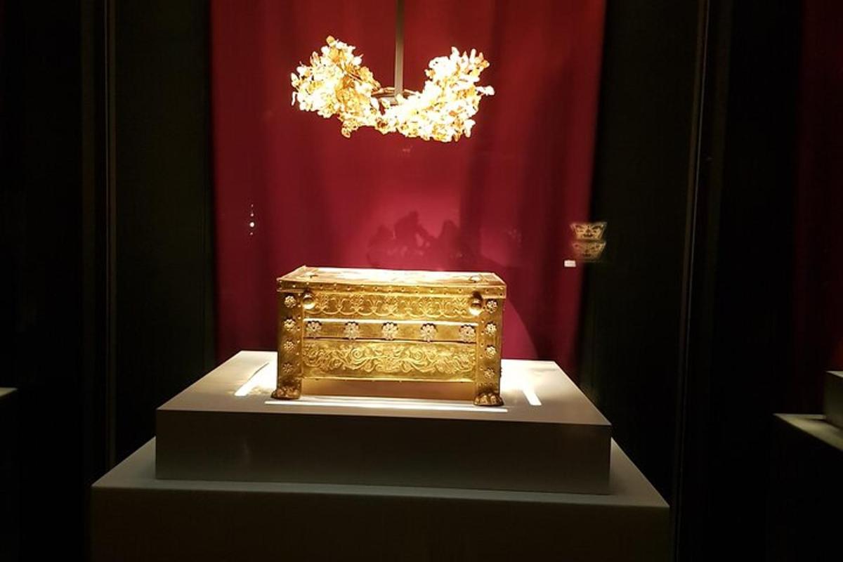 een gouden doos op een display in een kamer
