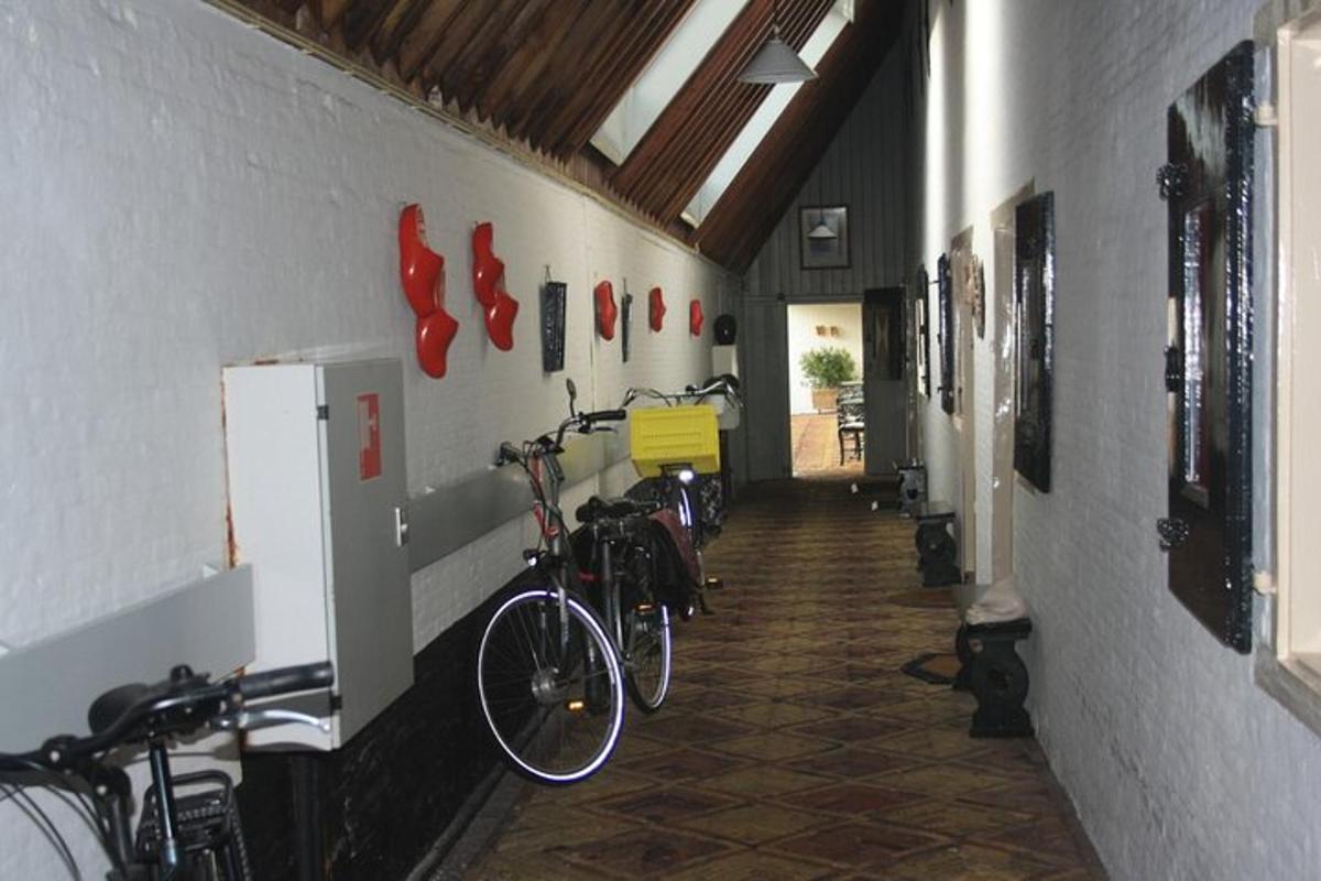 un corridoio con le biciclette parcheggiate sul muro