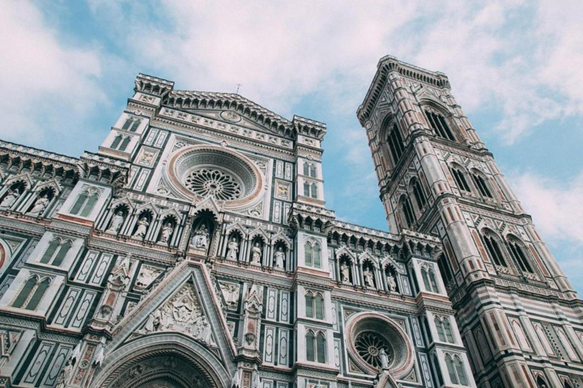 um grande edifício com uma torre de relógio