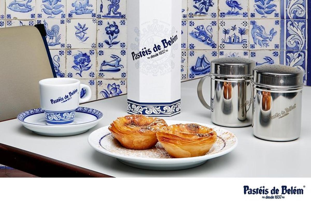 uma mesa com um prato de doces e uma xícara de café