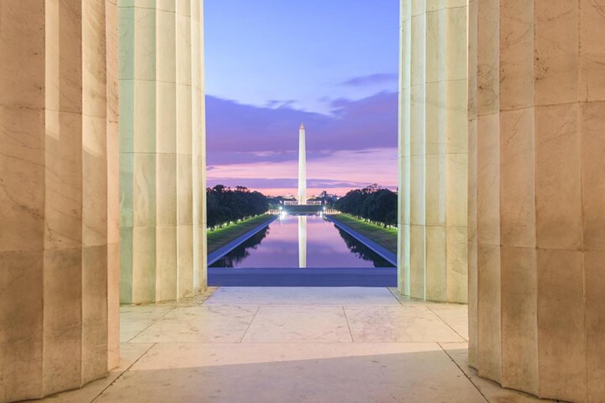 A Washington-emlékmű látképe egy épület oszlopain keresztül