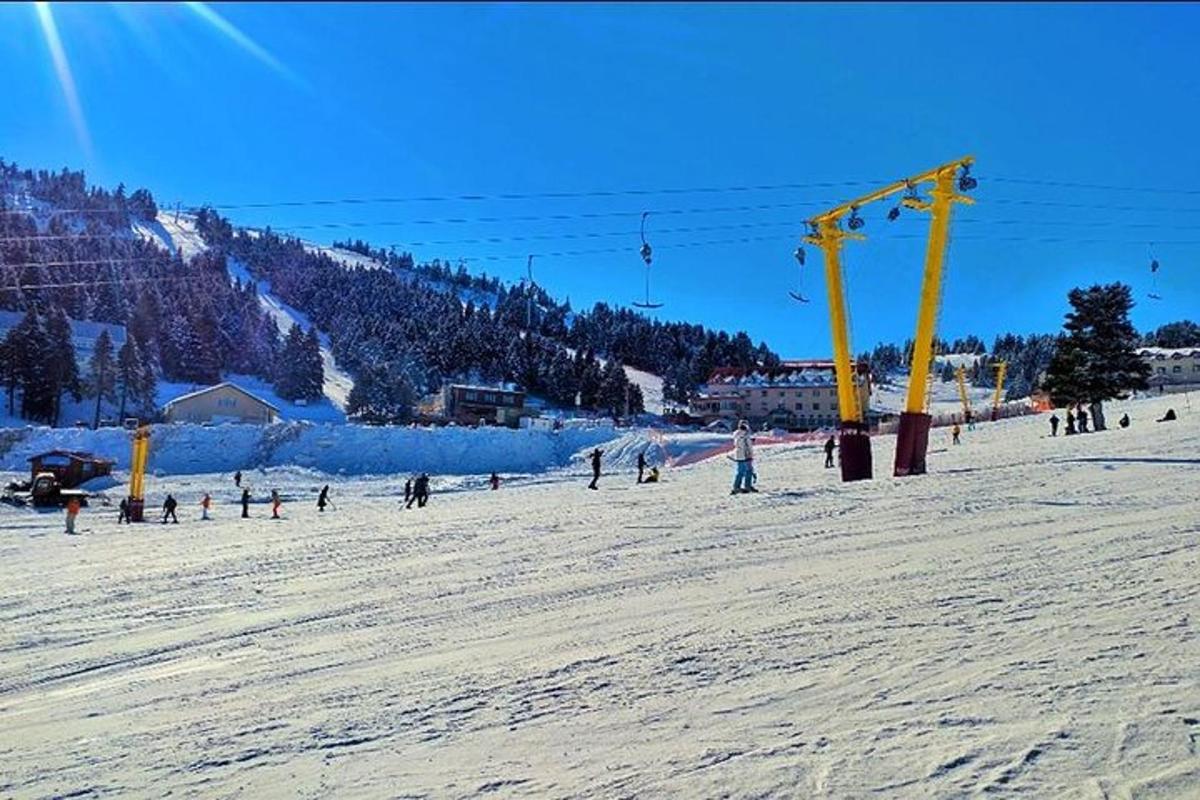 un grup de persones en una pista d'esquí coberta de neu