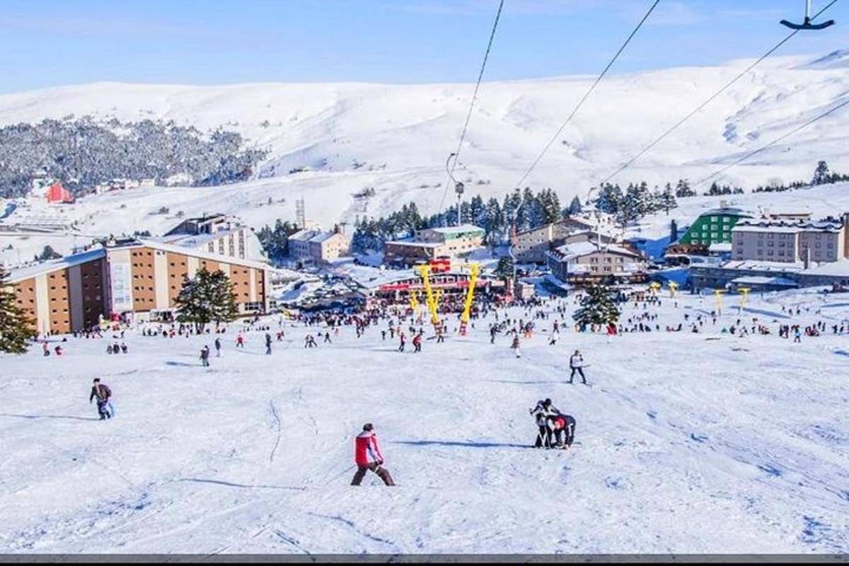 un grup de oameni schiază pe o pantă acoperită de zăpadă