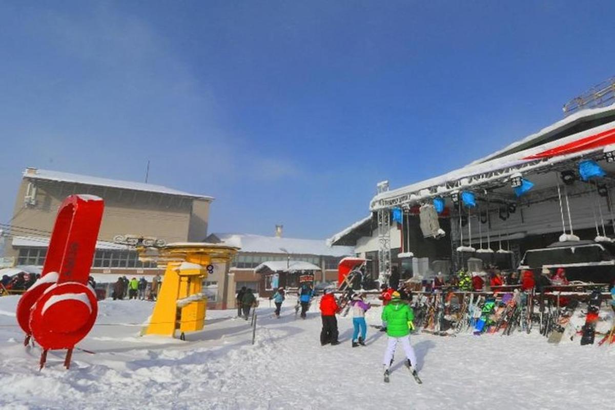 un grup de persones esquiant a la neu a prop d'un edifici