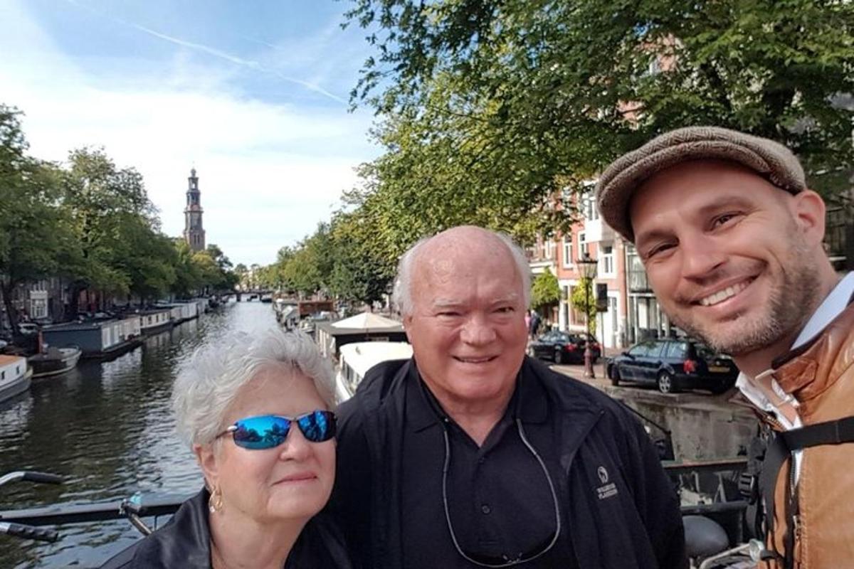 Kaks meest ja naine seisavad kanali ääres