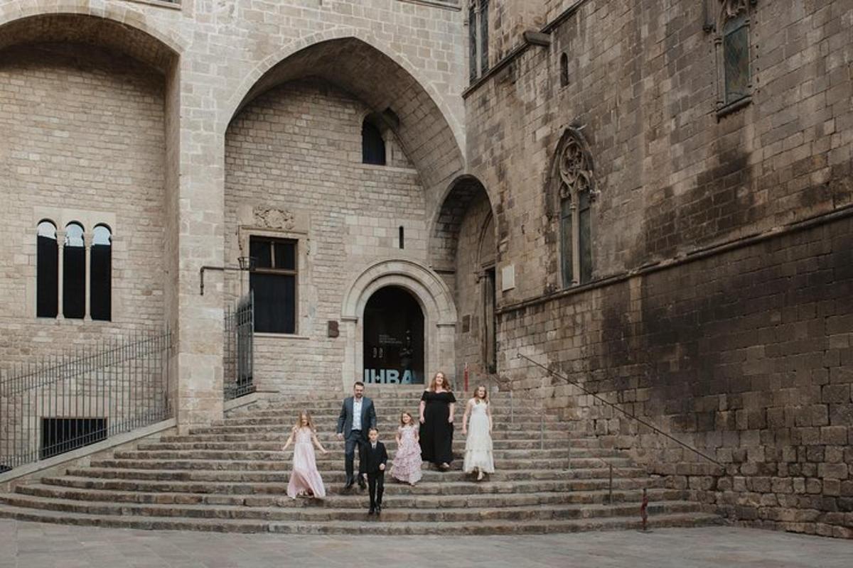 породица која се пење уз степенице зграде