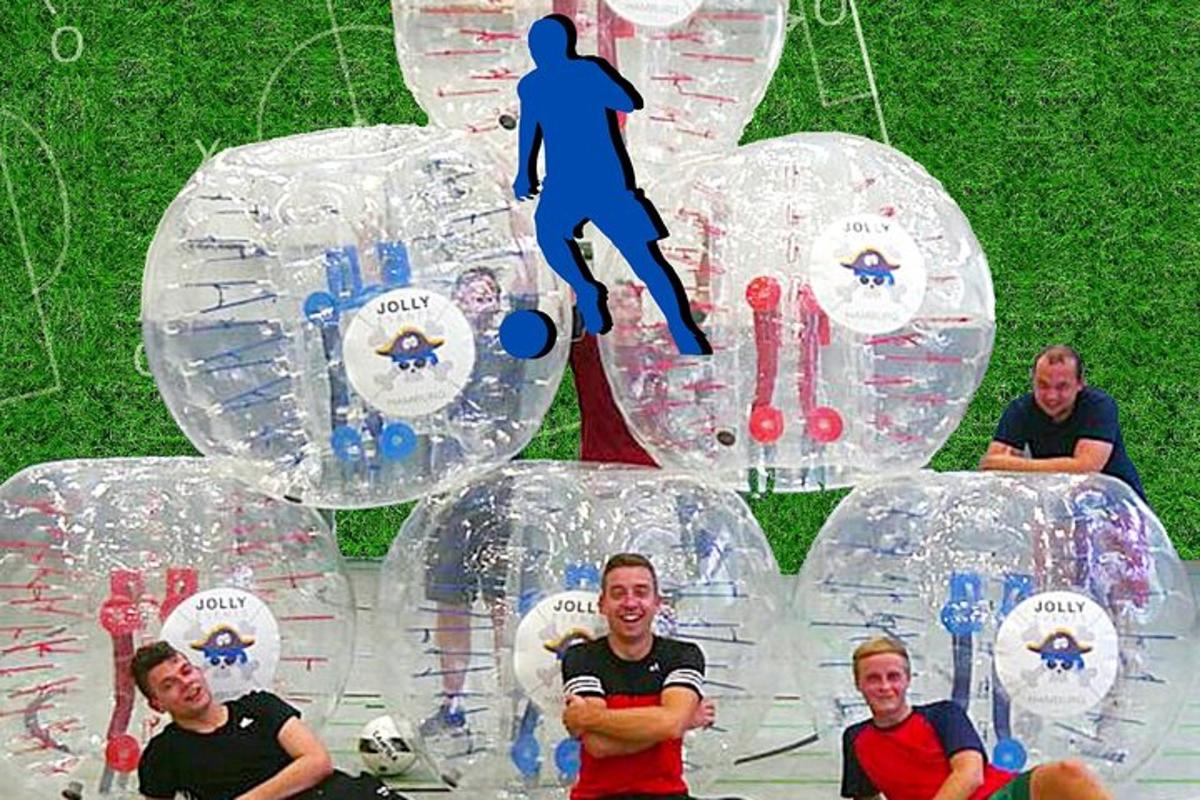 sekumpulan lelaki duduk dalam bola plastik dengan pemain bola sepak di dalamnya