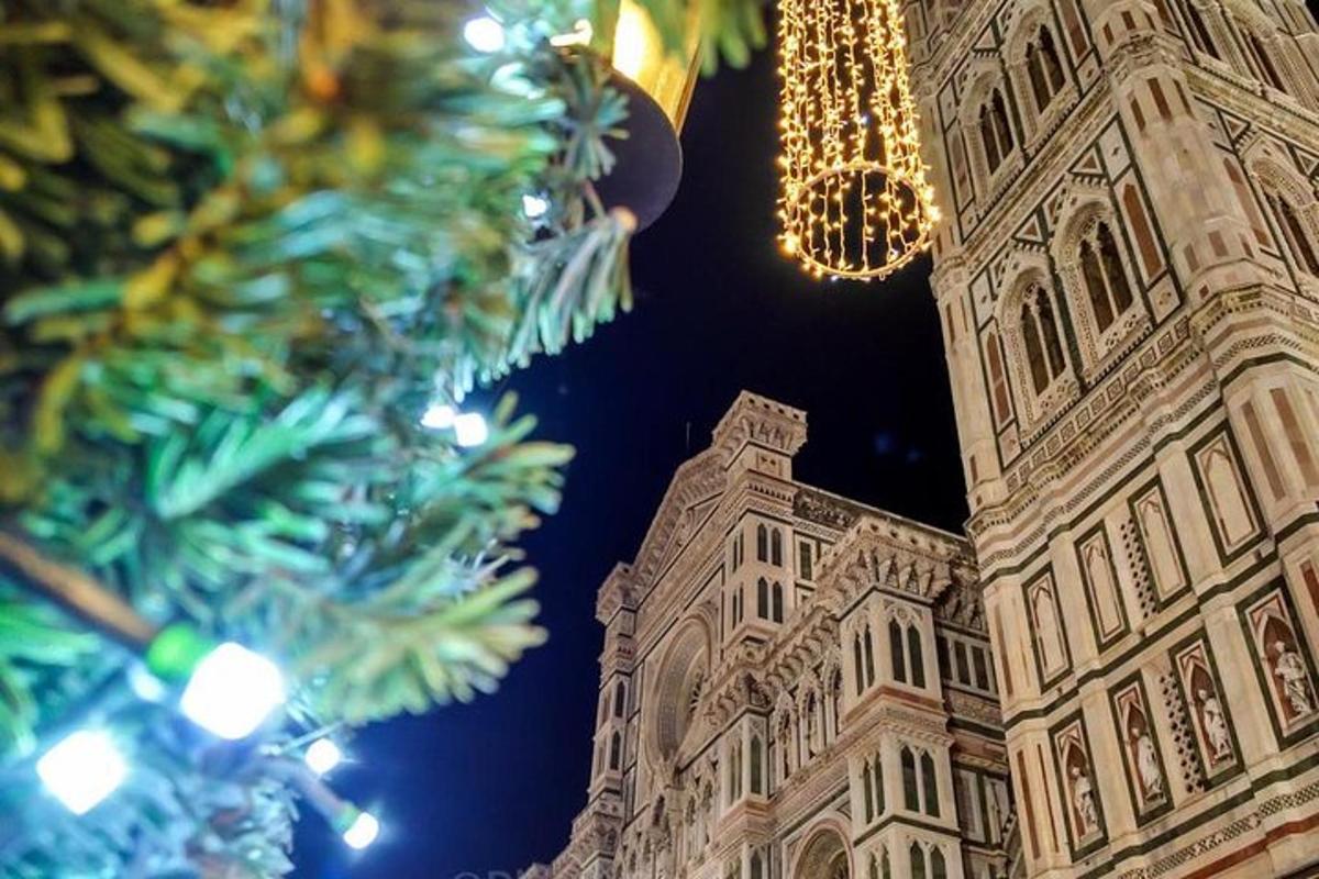 uma árvore de natal em frente a um prédio