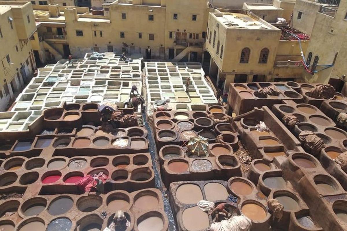 たくさんの屋根がある建物の航空写真