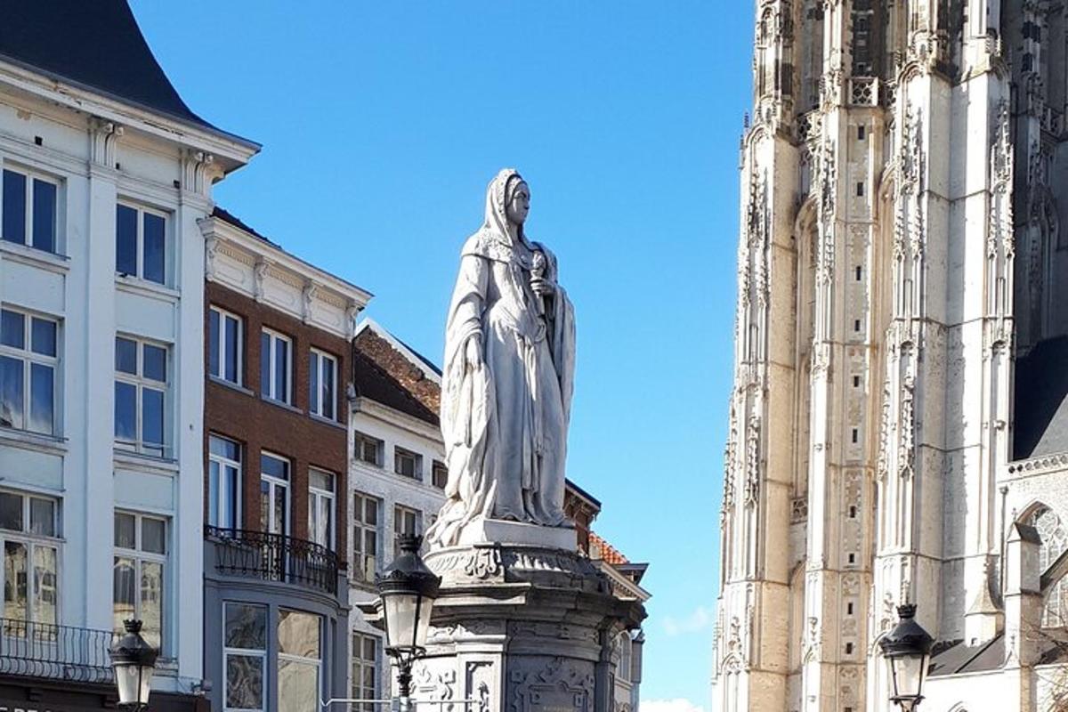 uma estátua de um homem em pé ao lado de um prédio