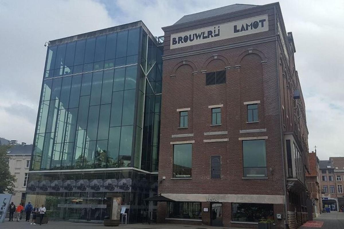 um grande edifício de tijolos com uma placa nele