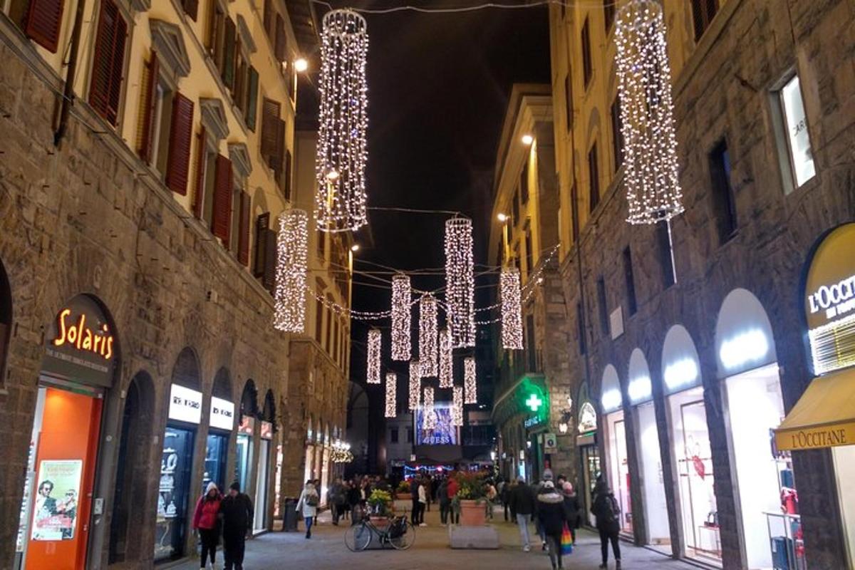 uma rua com luzes de natal penduradas nos prédios