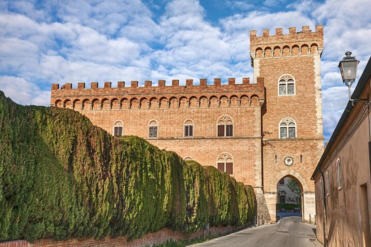 un gran edifici de maó amb una torre i una porta