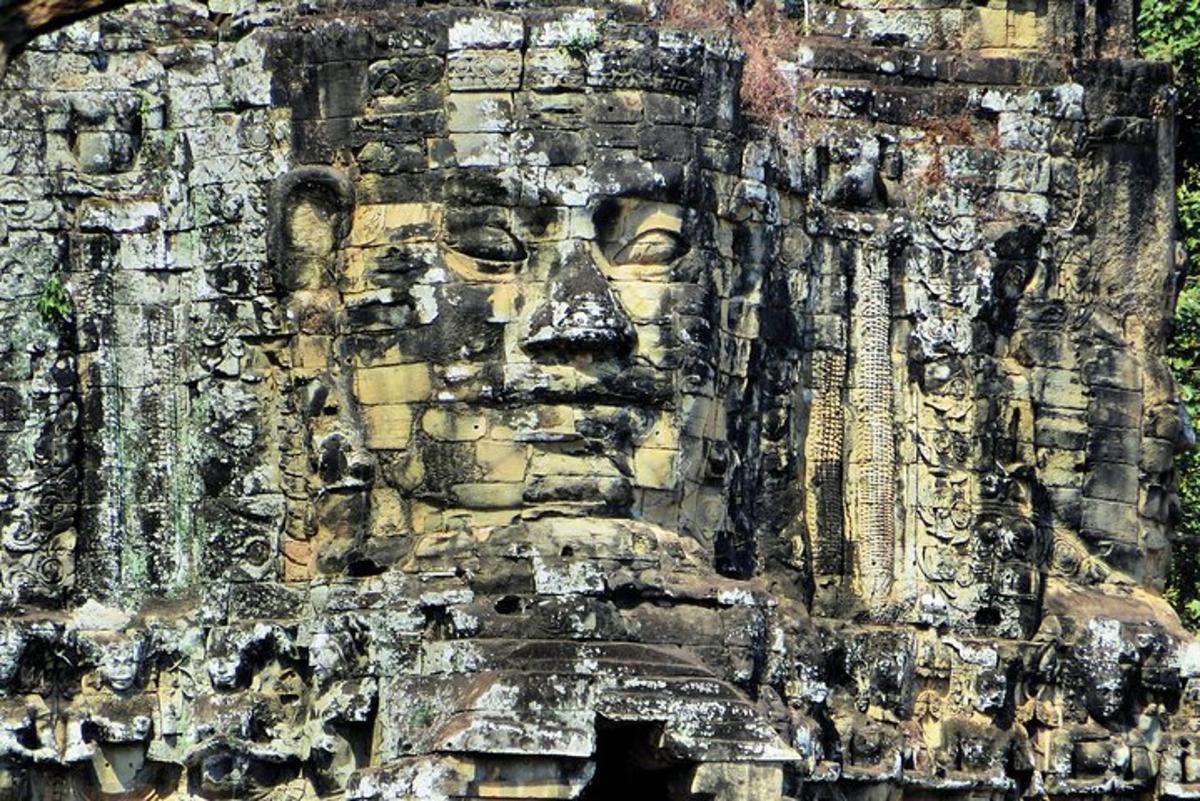 patung muka di dinding batu