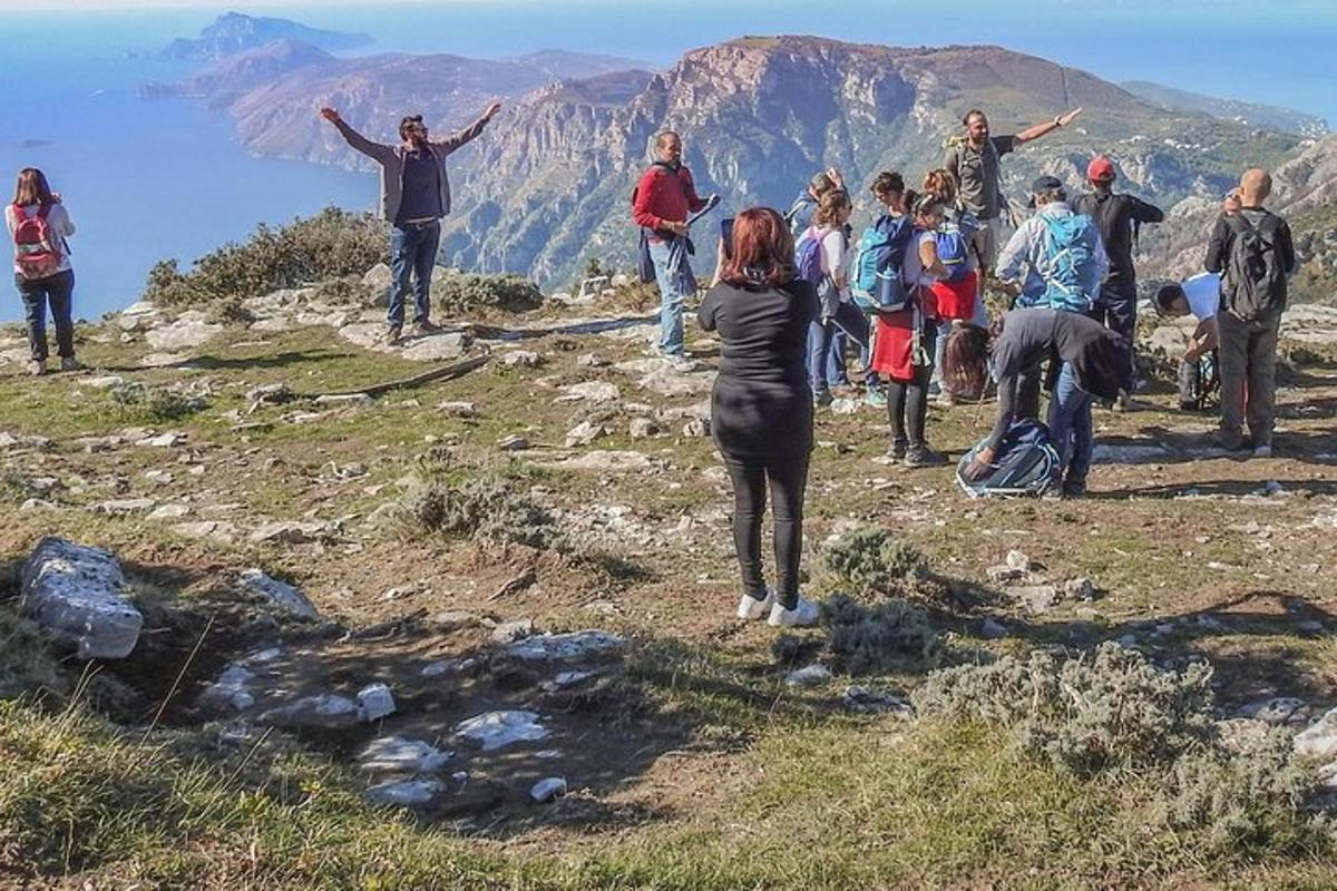 grupp inimesi, kes seisavad mäe tipus