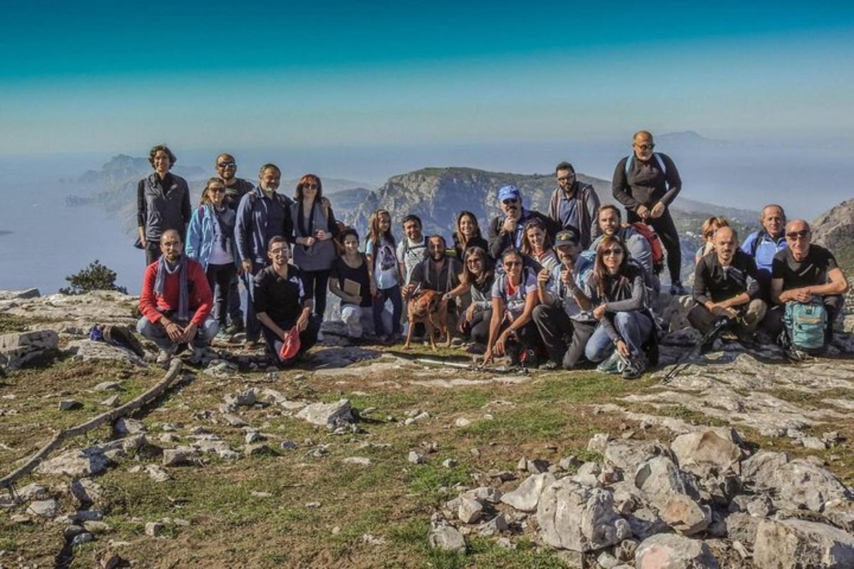 skupina lidí pózujících pro fotografii na hoře