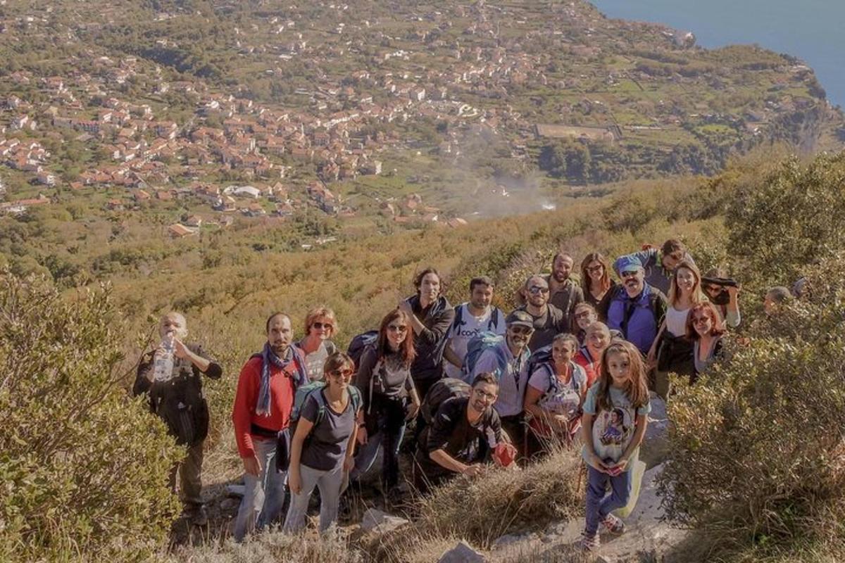 sekumpulan orang bergambar di atas gunung