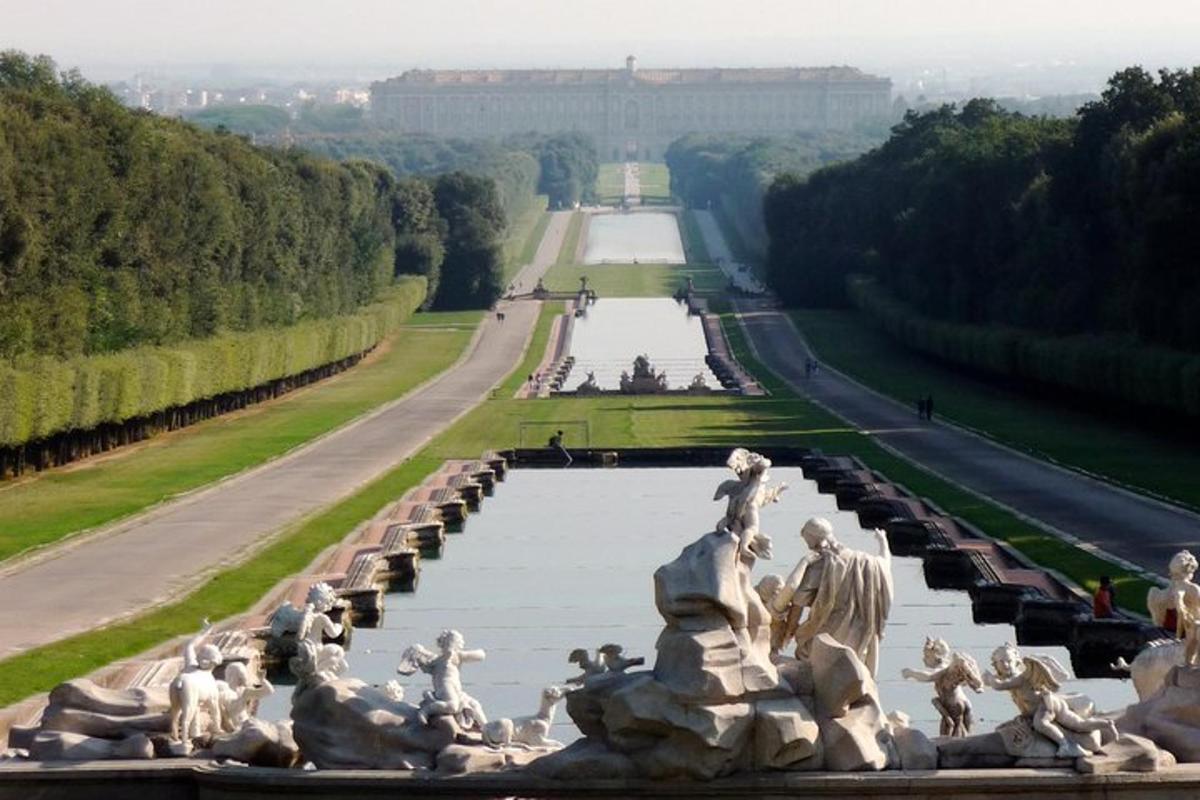 una vista di una fontana con statue su di essa