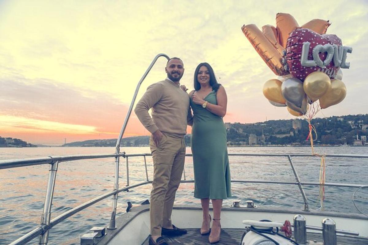 un uomo e una donna in piedi su una barca con palloncini