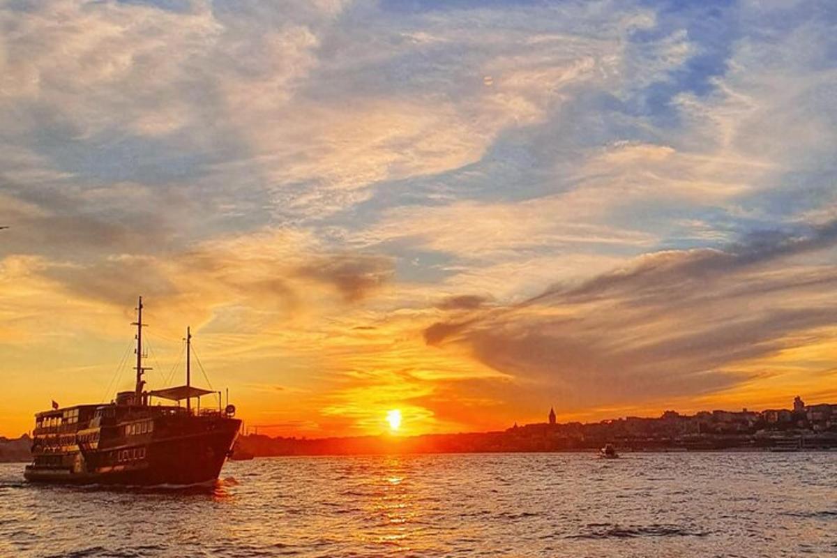 una barca ferma nell'acqua al tramonto