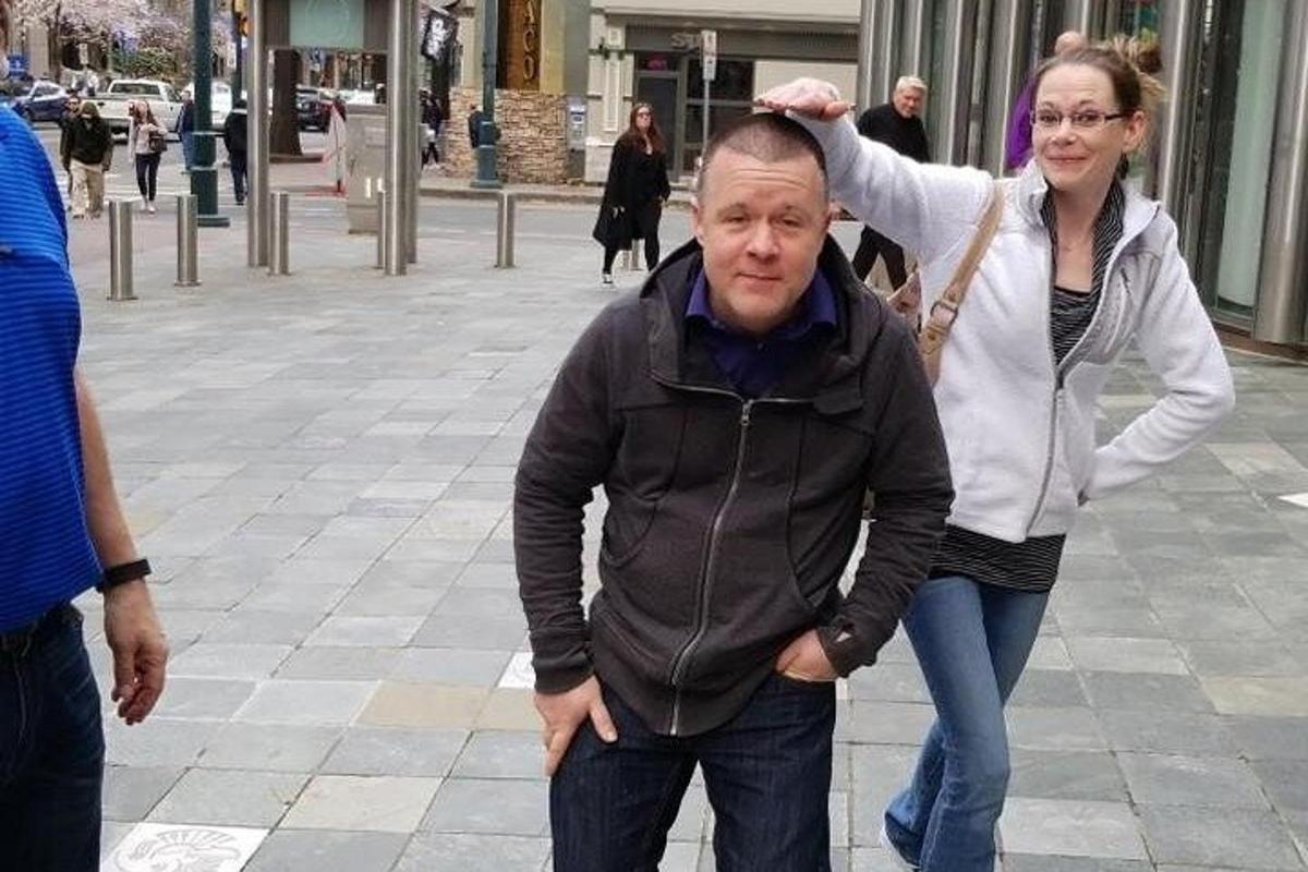 Una mujer parada junto a un hombre en una calle
