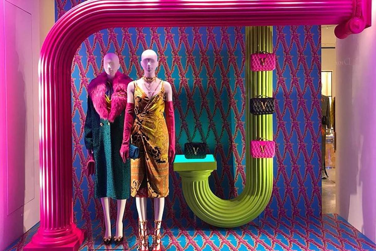 dois manequins estão em frente a um espelho