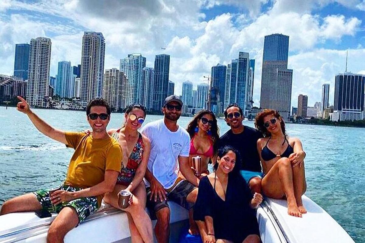 isang grupo ng mga tao na nakaupo sa isang bangka sa tubig