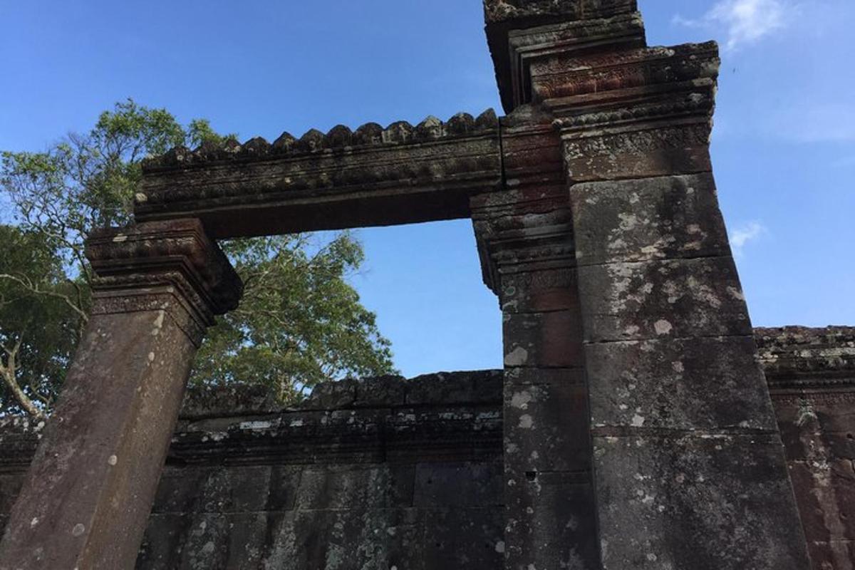 青い空を背景にした建物のアーチ
