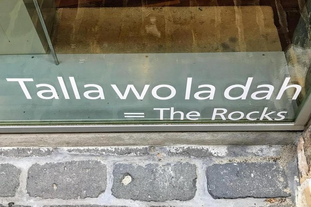 cedule s nápisem Talia Wolla Davis, kameny v okně