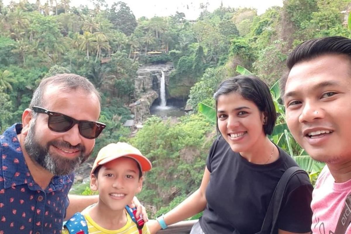 sekumpulan orang bergambar di hadapan air terjun