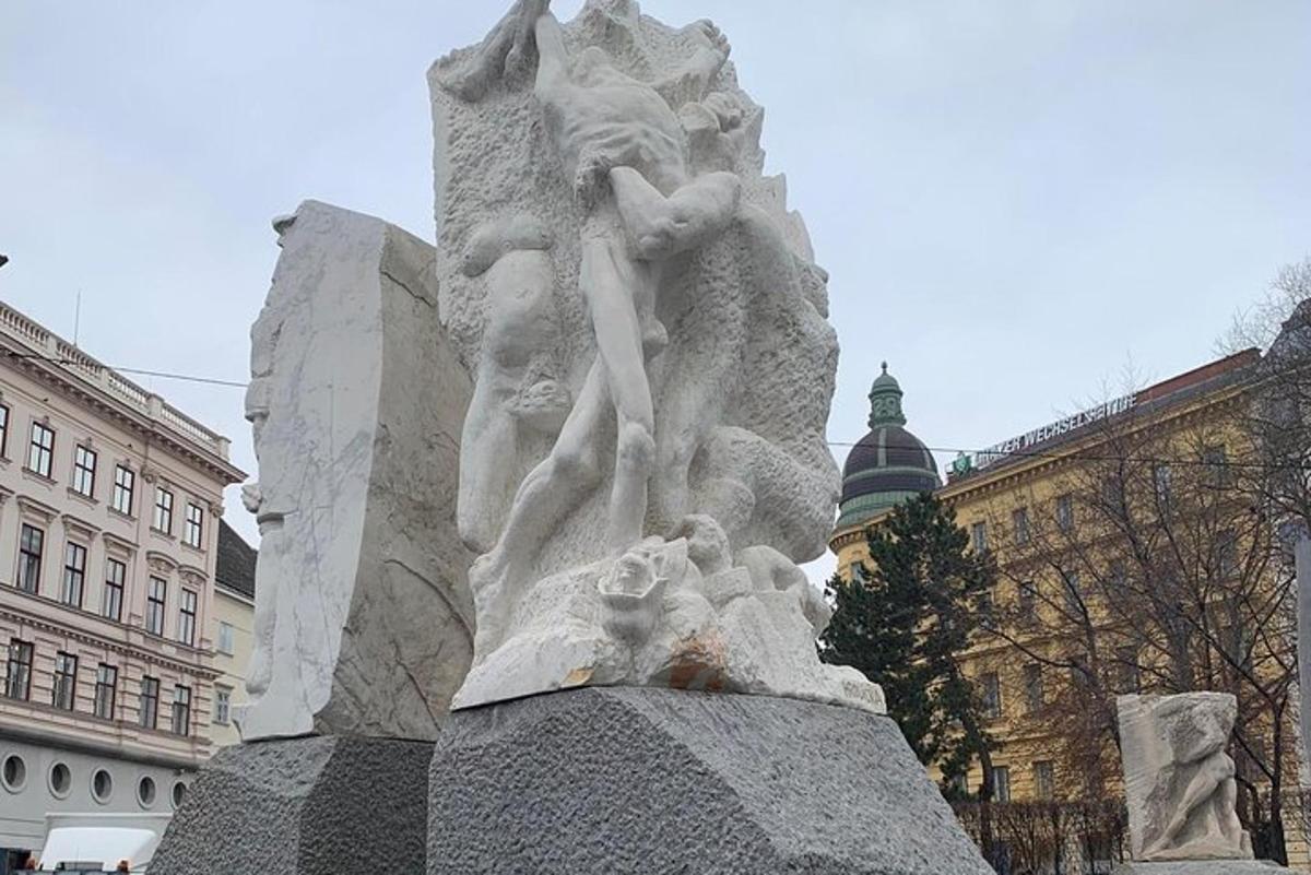 egy szobor a város közepén