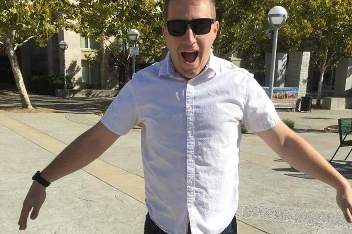 muž v slunečních brýlích a bílé košili