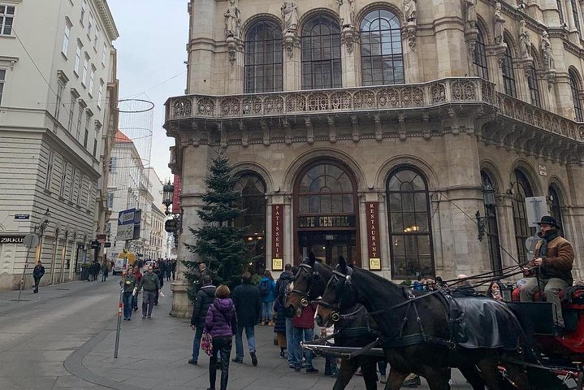 una carrozza trainata da cavalli davanti a un edificio