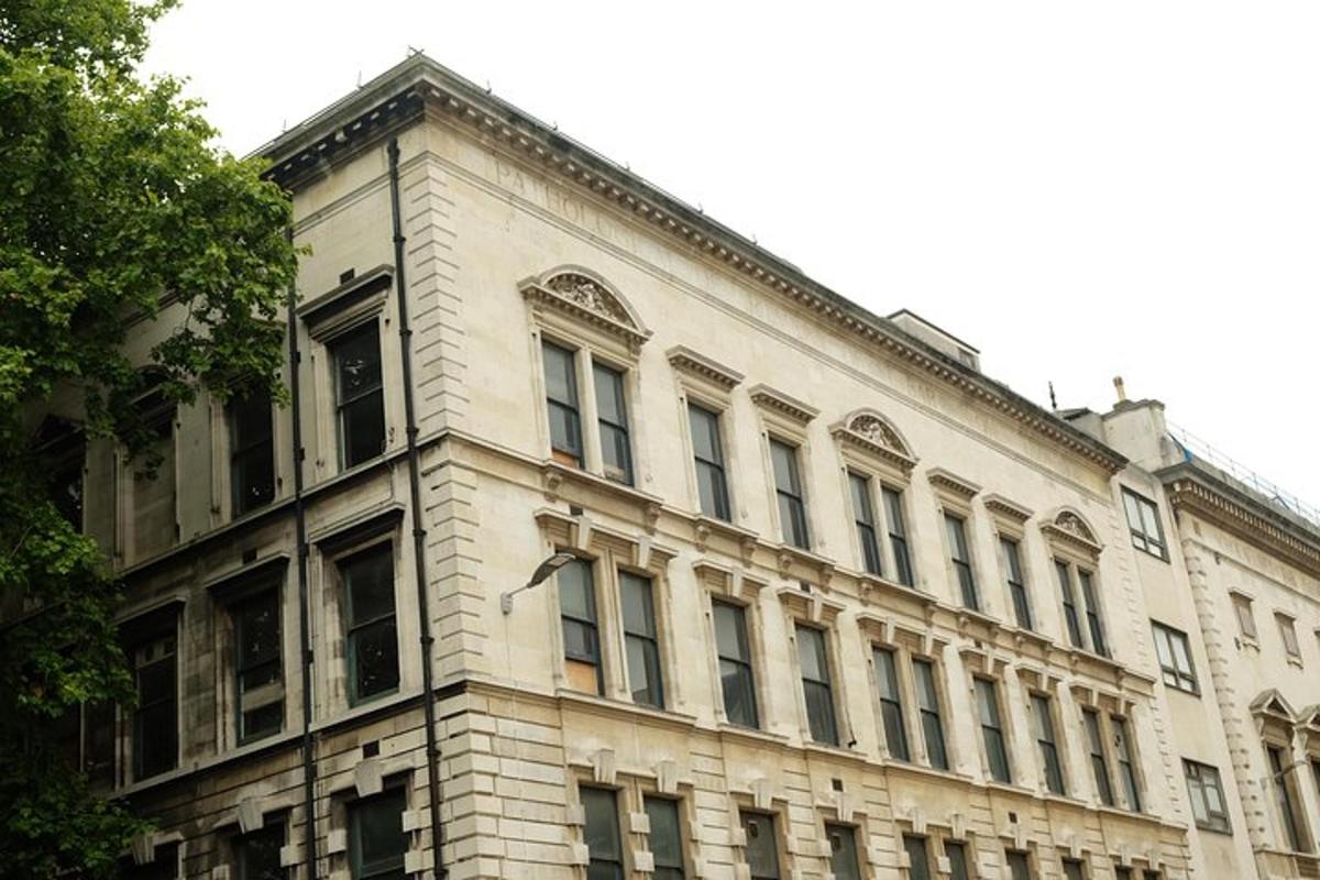 um grande edifício branco com muitas janelas