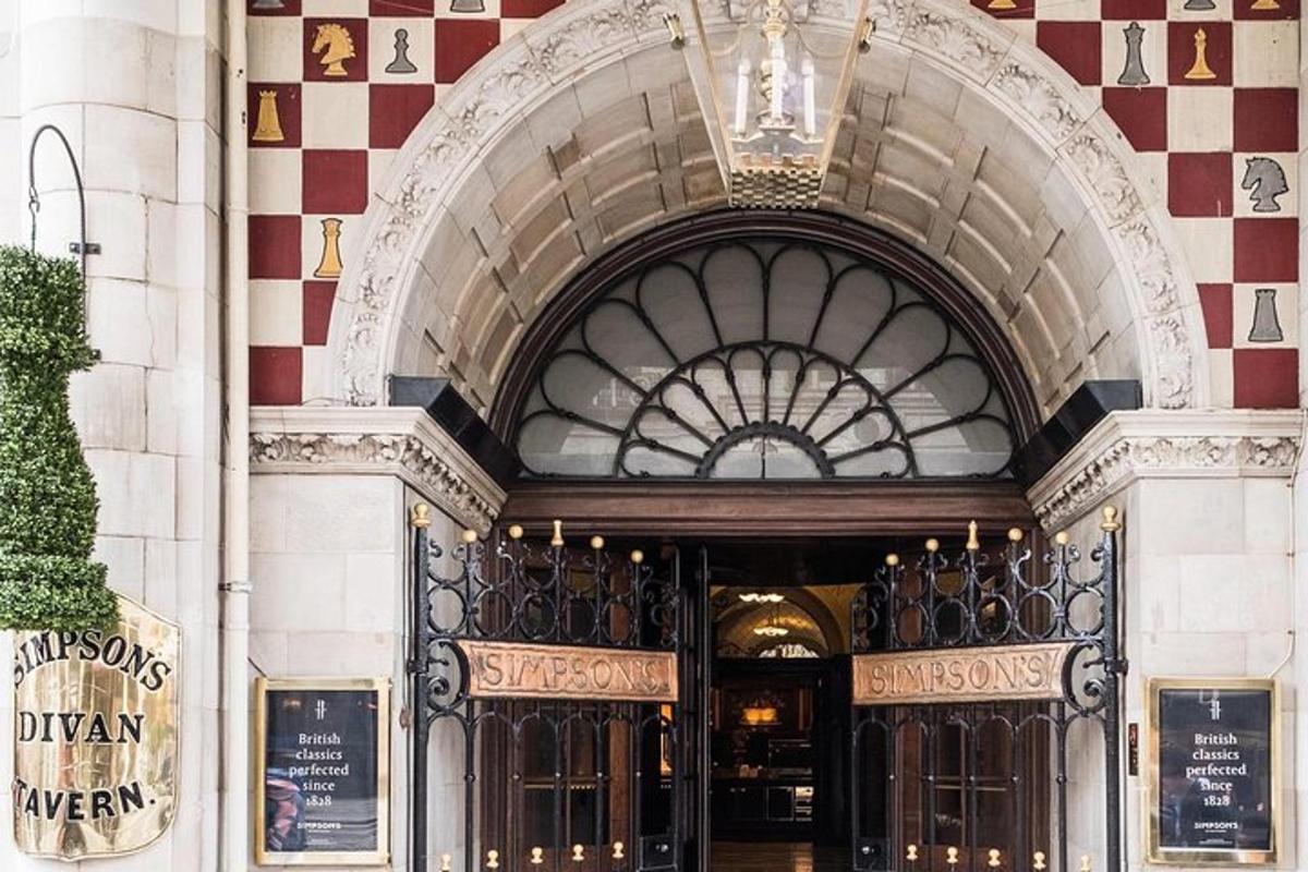 un ingresso di un edificio con una porta ad arco