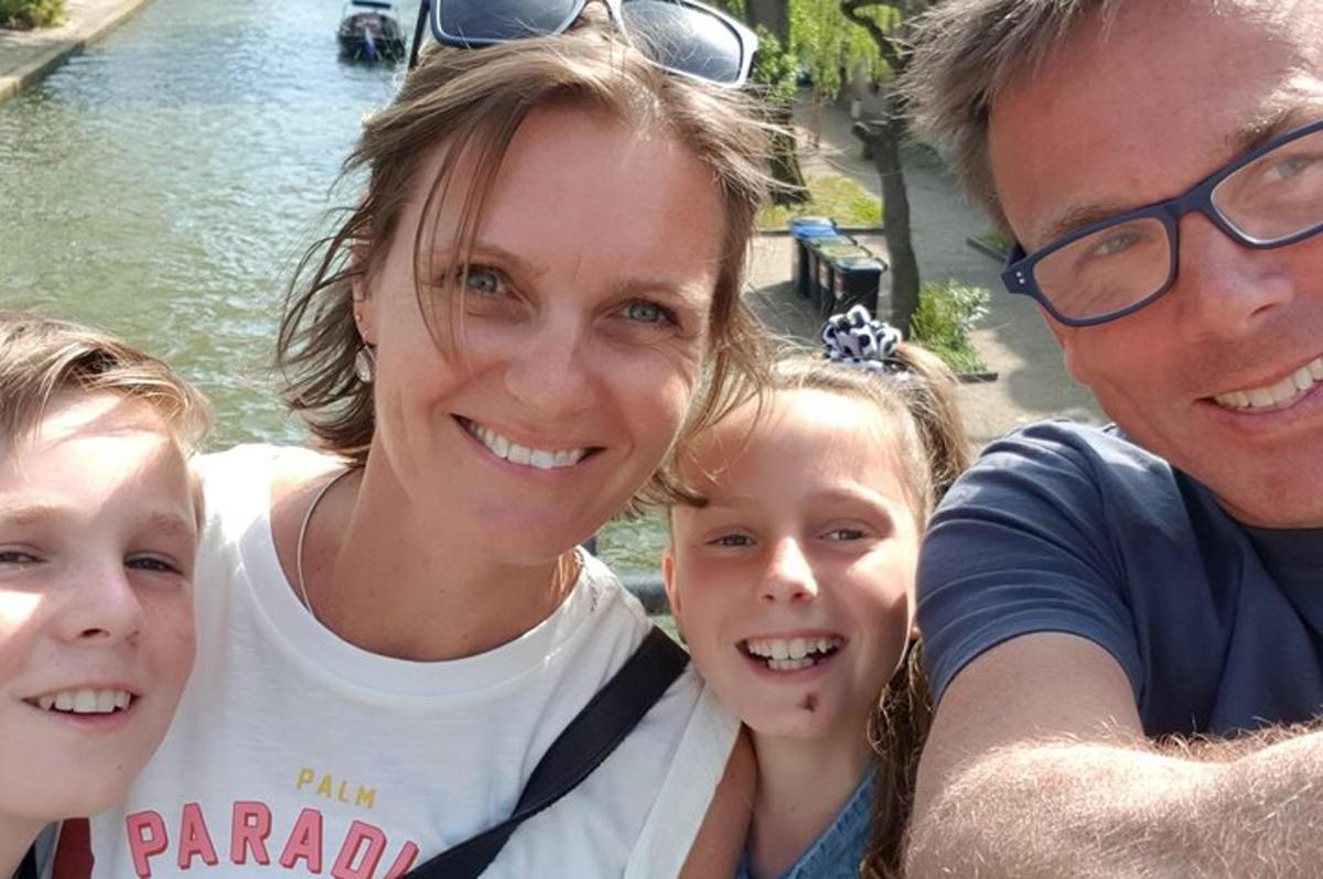 Un hombre, una mujer y dos niños posando para una fotografía