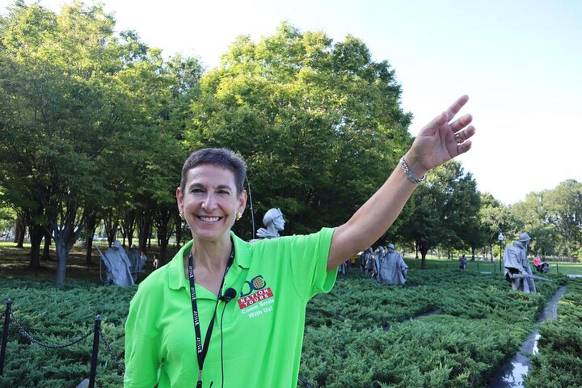 uma mulher de camisa verde parada em um parque