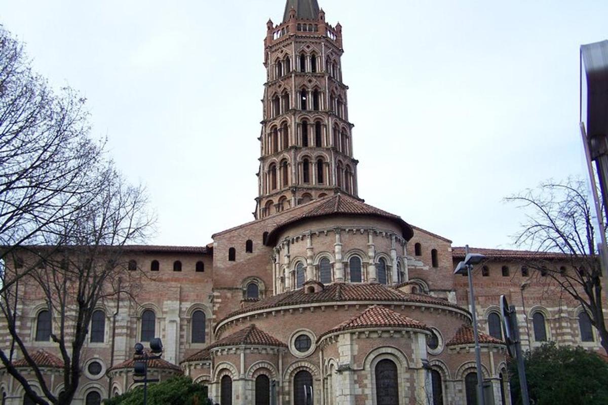 Un gran edificio con una torre encima.