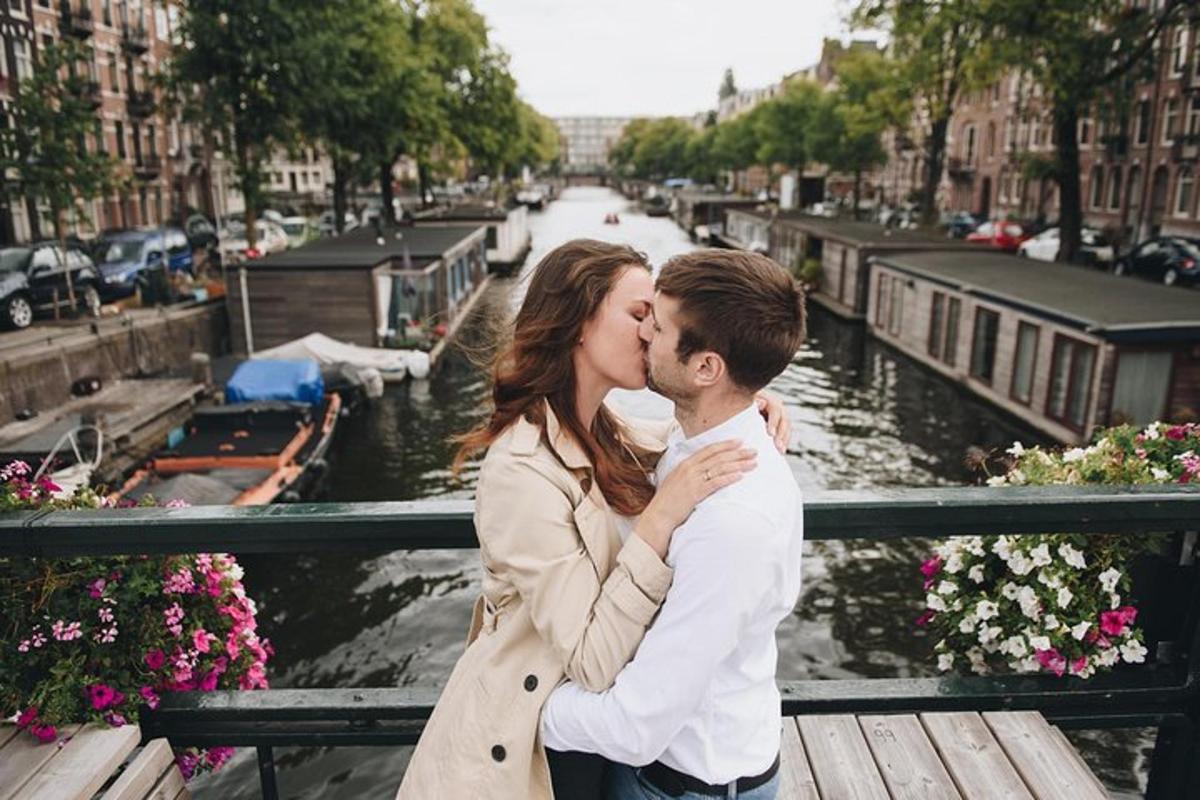 un uomo e una donna che si baciano davanti a un canale