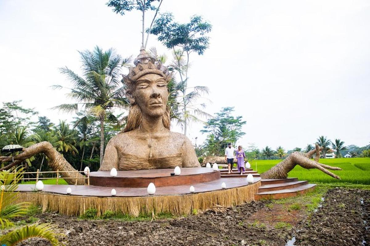 eine Statue in einem Park, um die herum Menschen stehen