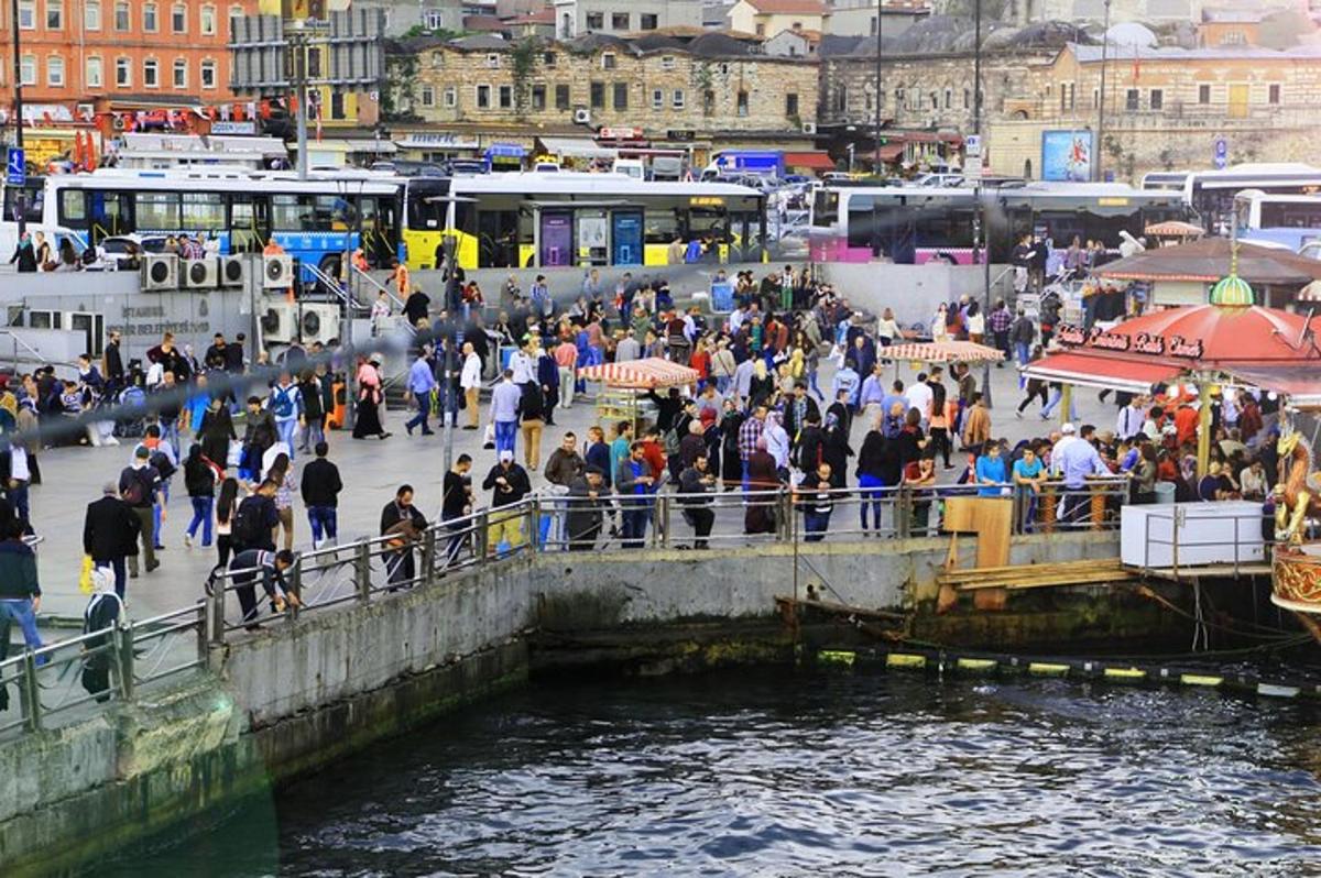 ένα πλήθος ανθρώπων που περπατούν σε μια γέφυρα πάνω από ένα ποτάμι
