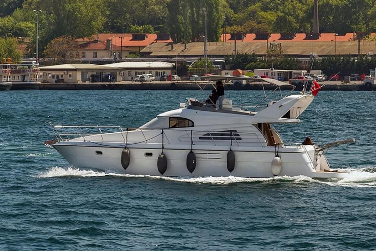 una barca bianca è sull'acqua