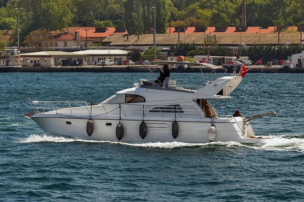una barca bianca nell'acqua con un uomo a bordo