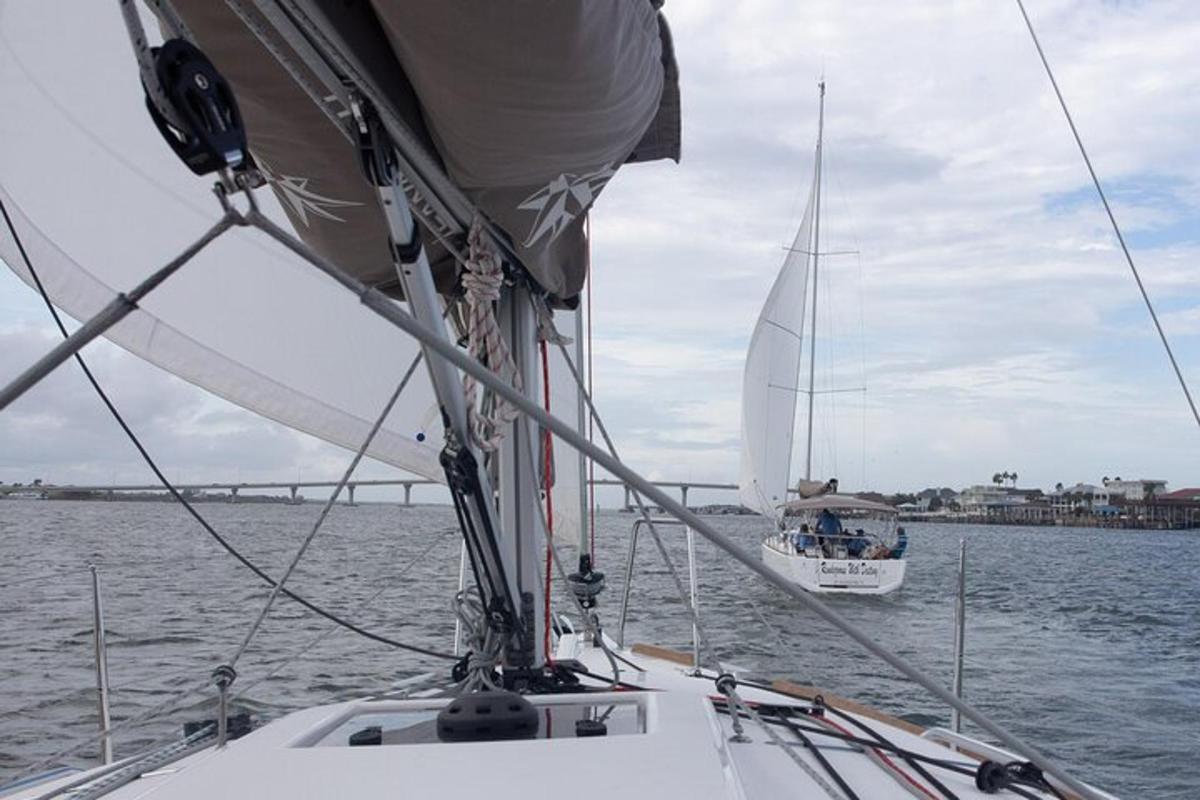 un vaixell amb vela a l'aigua amb un vaixell