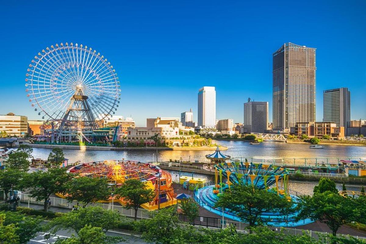 una ruota panoramica in una città con una ruota panoramica