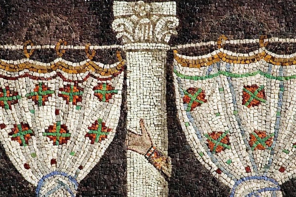 eine Nahaufnahme eines Mosaiks auf einem Elefanten