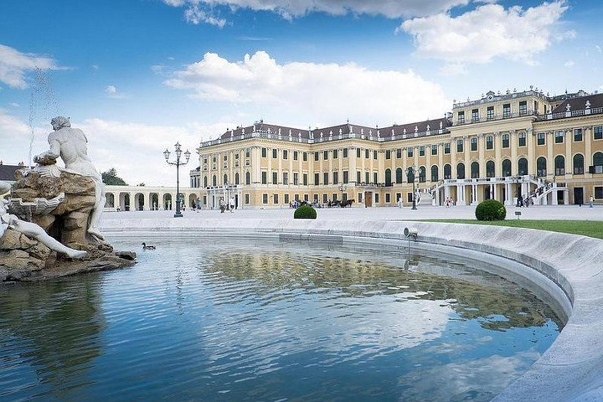 un grande edificio con una fontana di fronte a un edificio