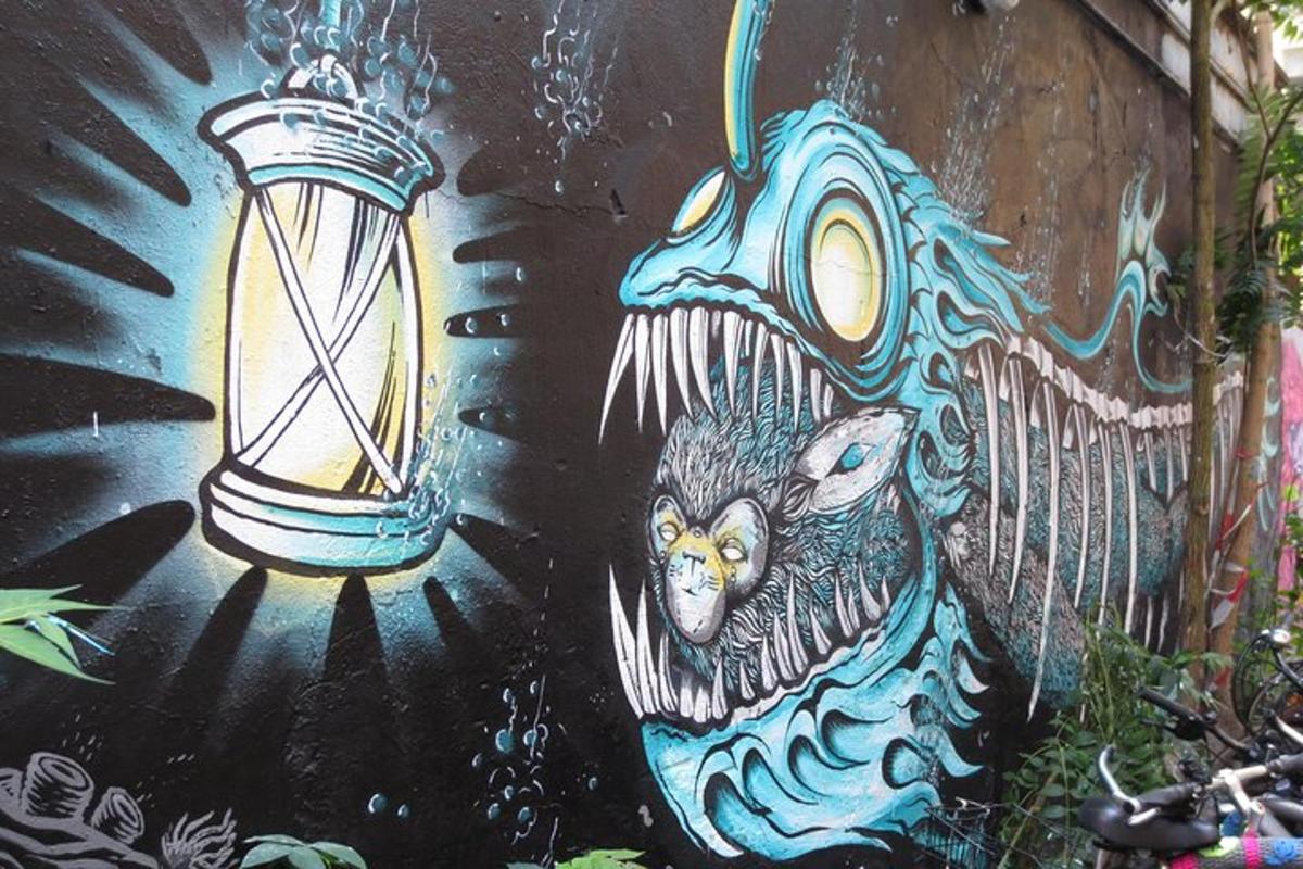 zid, prekrit z grafiti, z ulično svetilko